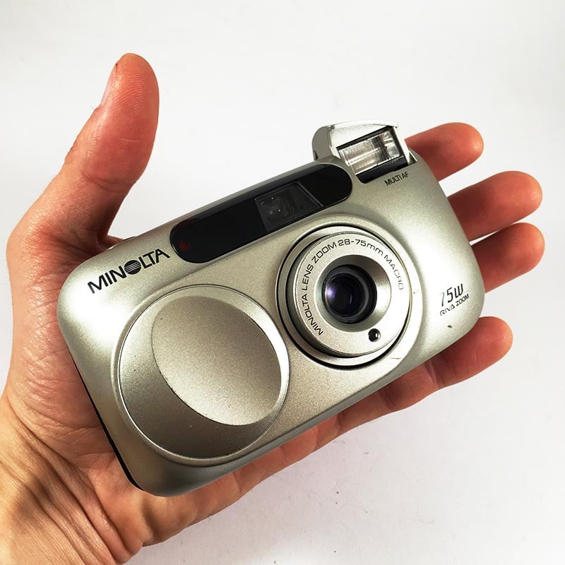minolta riva af zoom 75w point and shoot ancien vintage macro 28-75mm 3.5 8.9 argentique compact camera