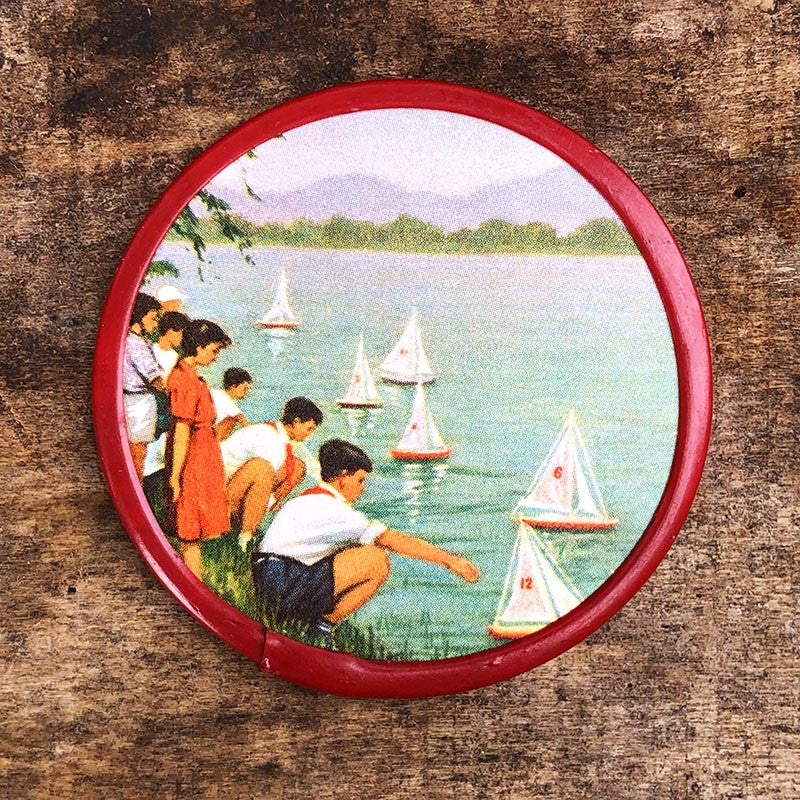 miroir de courtoisie 1950 coloré asie enfant scène populaire rouge bleu vert vintage 1960