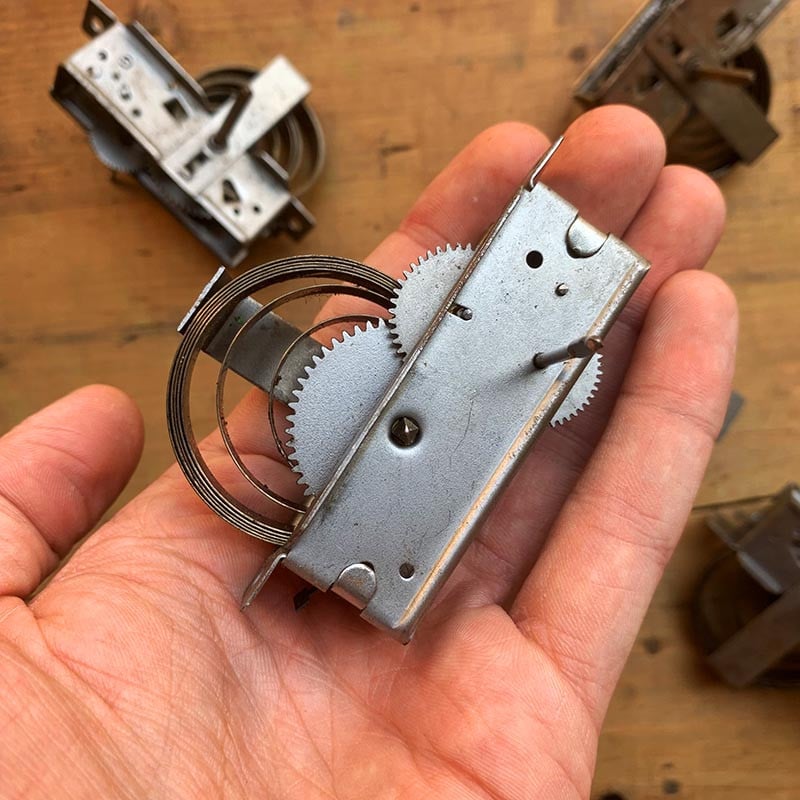 petit moteur mécanique métallique ancien de jouet motorisé inertie vintage 1950 1960