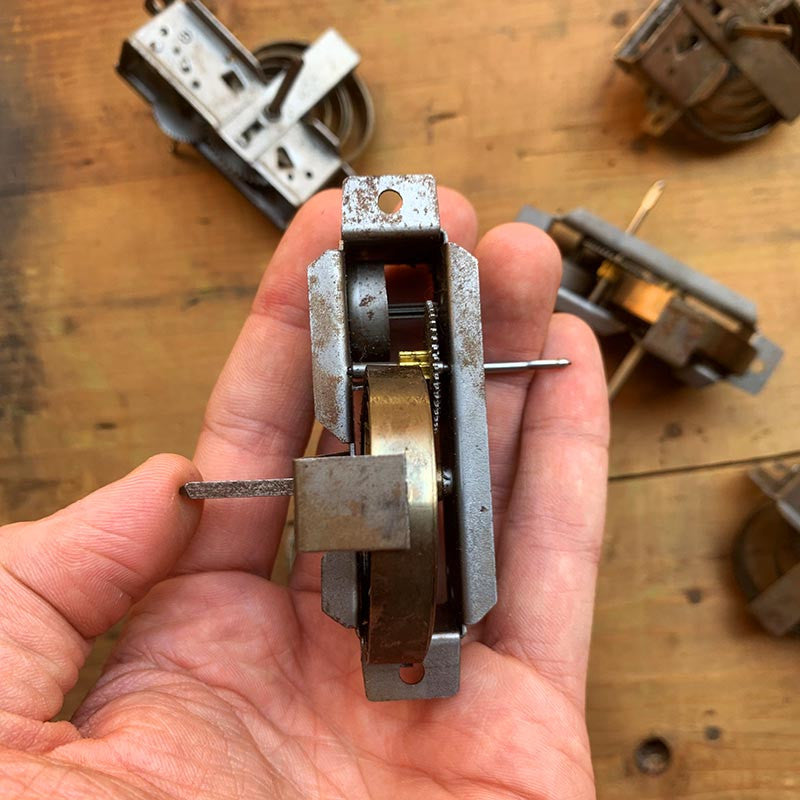 petit moteur mécanique métallique ancien de jouet motorisé inertie vintage 1950 1960