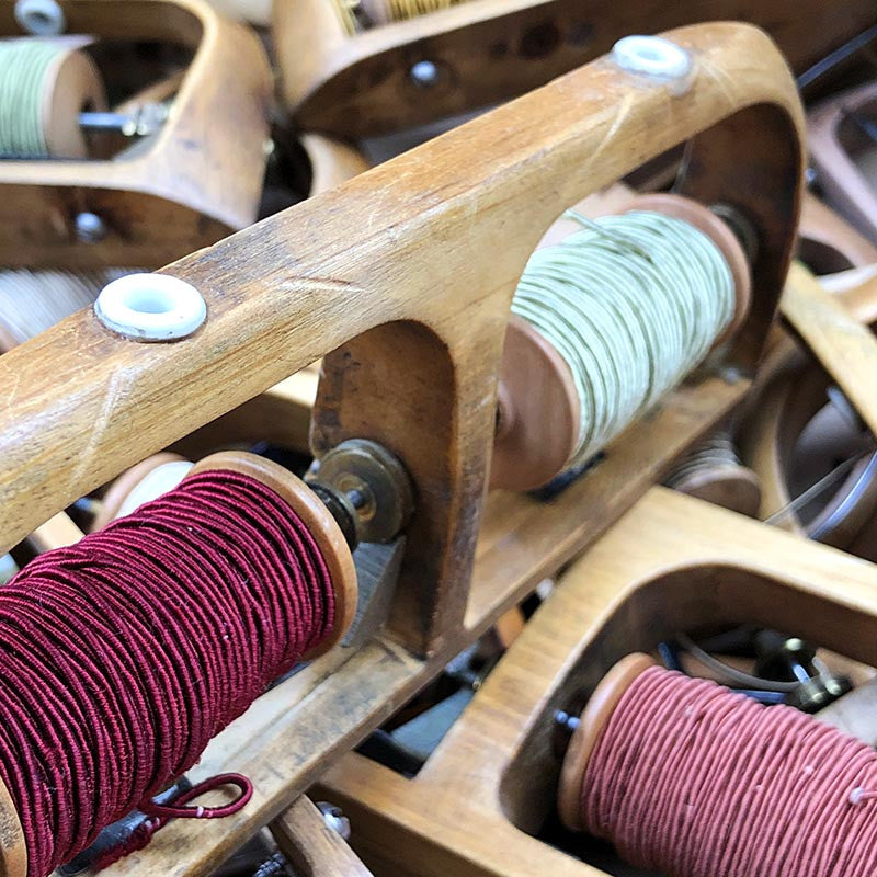 navette double avec deux bobines fil bois métal atelier tissage soie filature ancien vintage mercerie 1930 1950