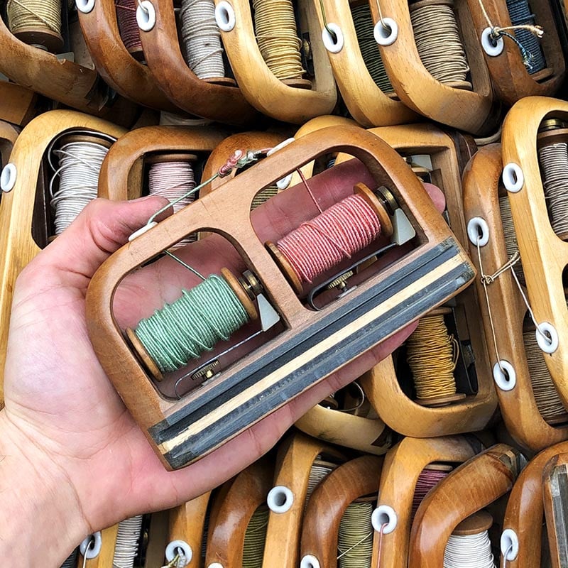 navette double avec deux bobines fil bois métal atelier tissage soie filature ancien vintage mercerie 1930 1950