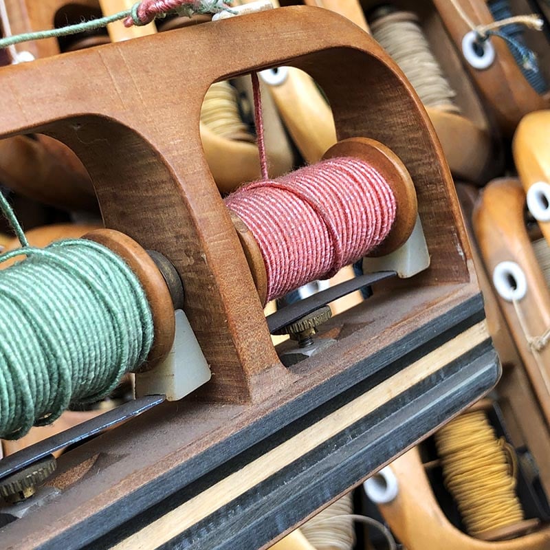 navette double avec deux bobines fil bois métal atelier tissage soie filature ancien vintage mercerie 1930 1950