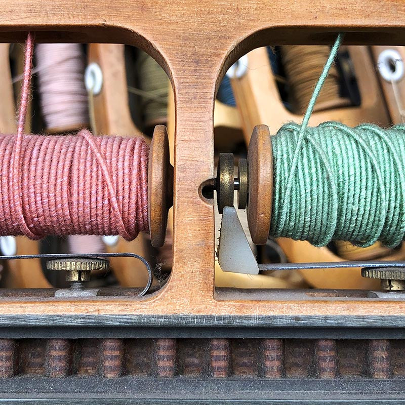 navette double avec deux bobines fil bois métal atelier tissage soie filature ancien vintage mercerie 1930 1950