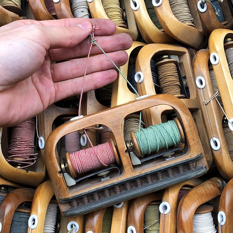 navette double avec deux bobines fil bois métal atelier tissage soie filature ancien vintage mercerie 1930 1950