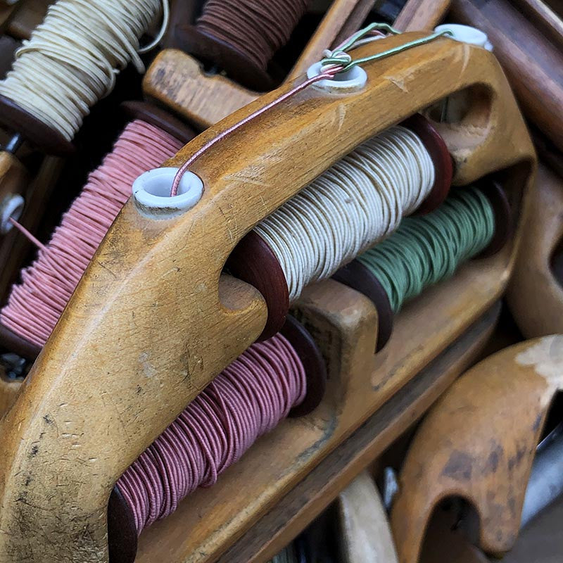navette triple avec trois bobines fil bois métal atelier tissage soie filature ancien vintage mercerie 1930 1950