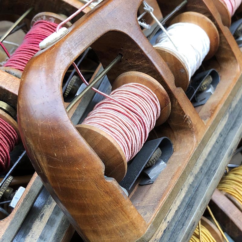 navette triple avec trois bobines fil bois métal atelier tissage soie filature ancien vintage mercerie 1930 1950