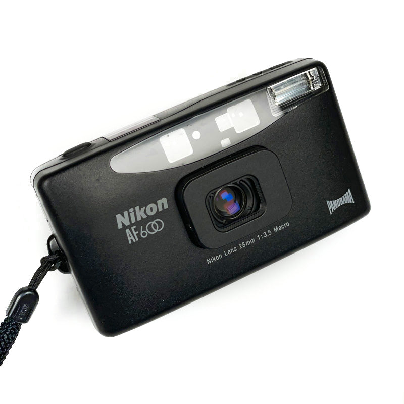 nikon af600 af 600 28mm 3.5 compact point and shoot film pellicule argentique photo photographie ancien vintage 135 35mm 24x36 automatique wide large platy