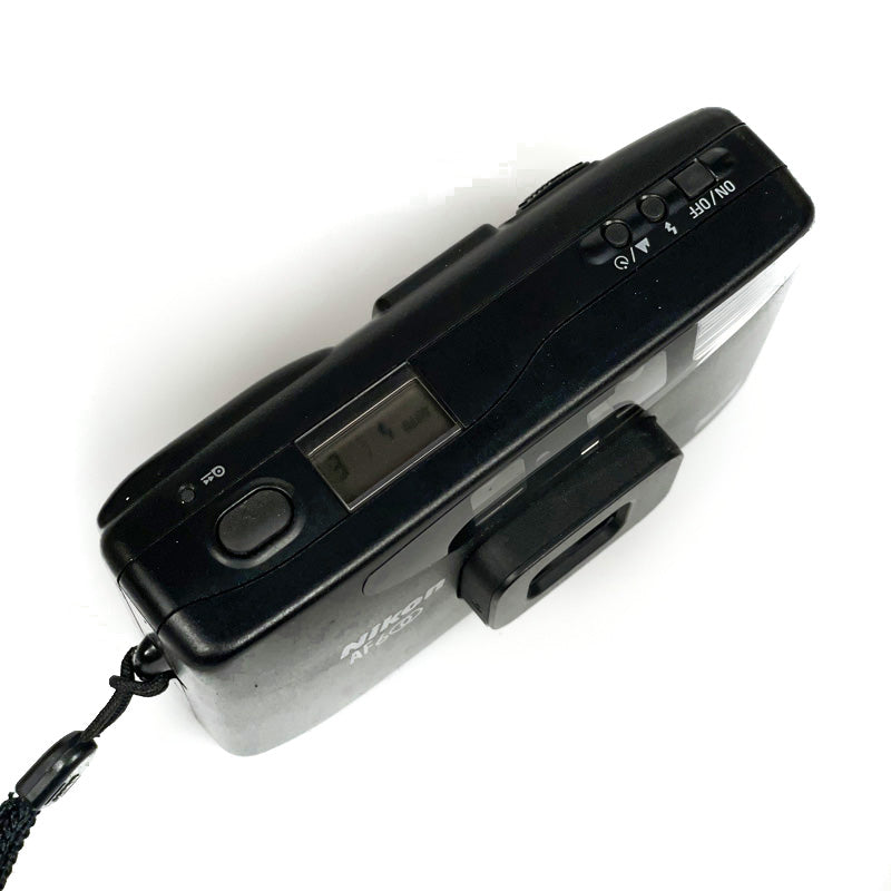 nikon af600 af 600 28mm 3.5 compact point and shoot film pellicule argentique photo photographie ancien vintage 135 35mm 24x36 automatique wide large platy