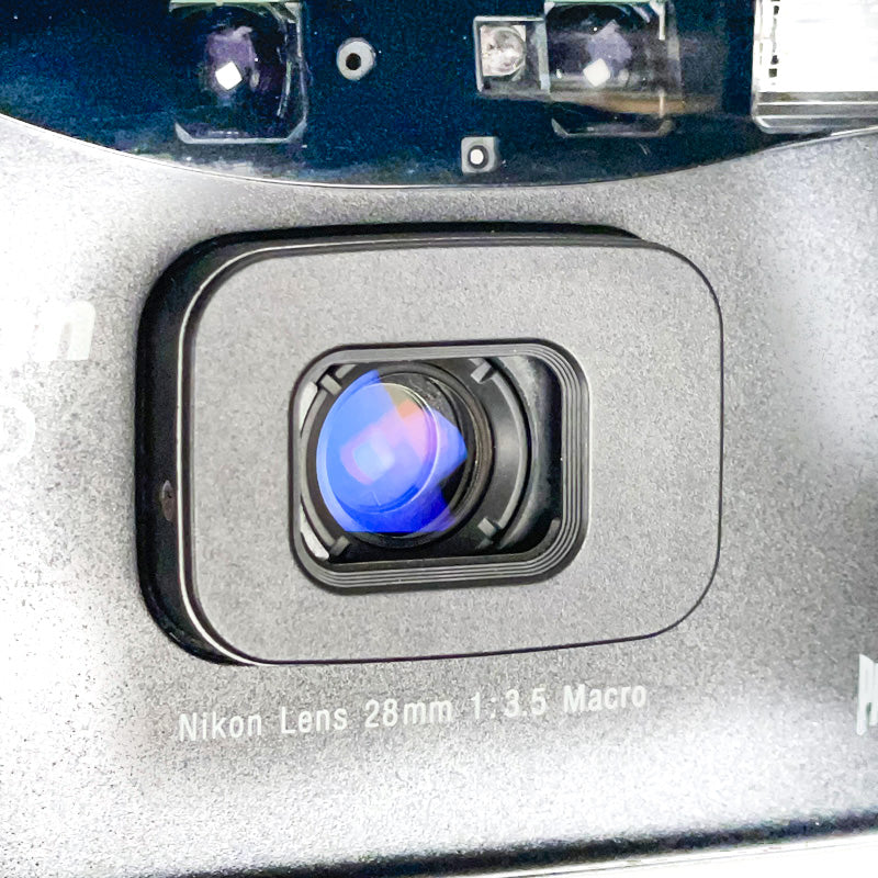 nikon af600 af 600 28mm 3.5 compact point and shoot film pellicule argentique photo photographie ancien vintage 135 35mm 24x36 automatique wide large platy