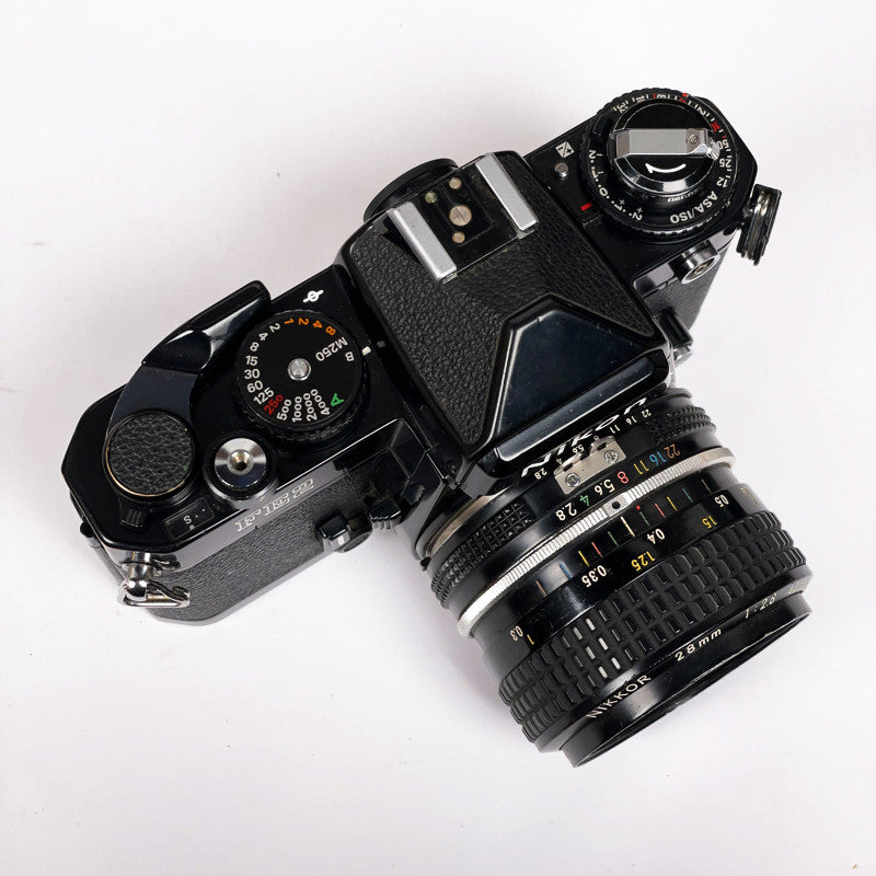 Nikon FE2 Noir & 28mm 2.8