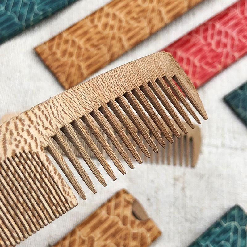 peigne en bois ancien 1950 1960 avec étui coloré vintage coiffure homme femme