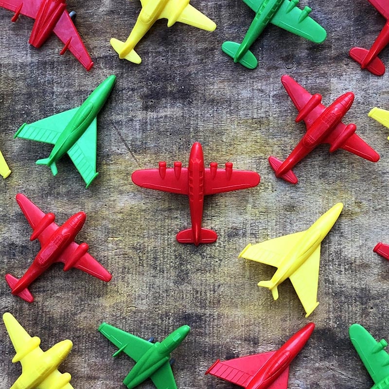 petit avion plastique jeu coloré couleur fantaisie enfant jouet vintage 1960 1970 aviation