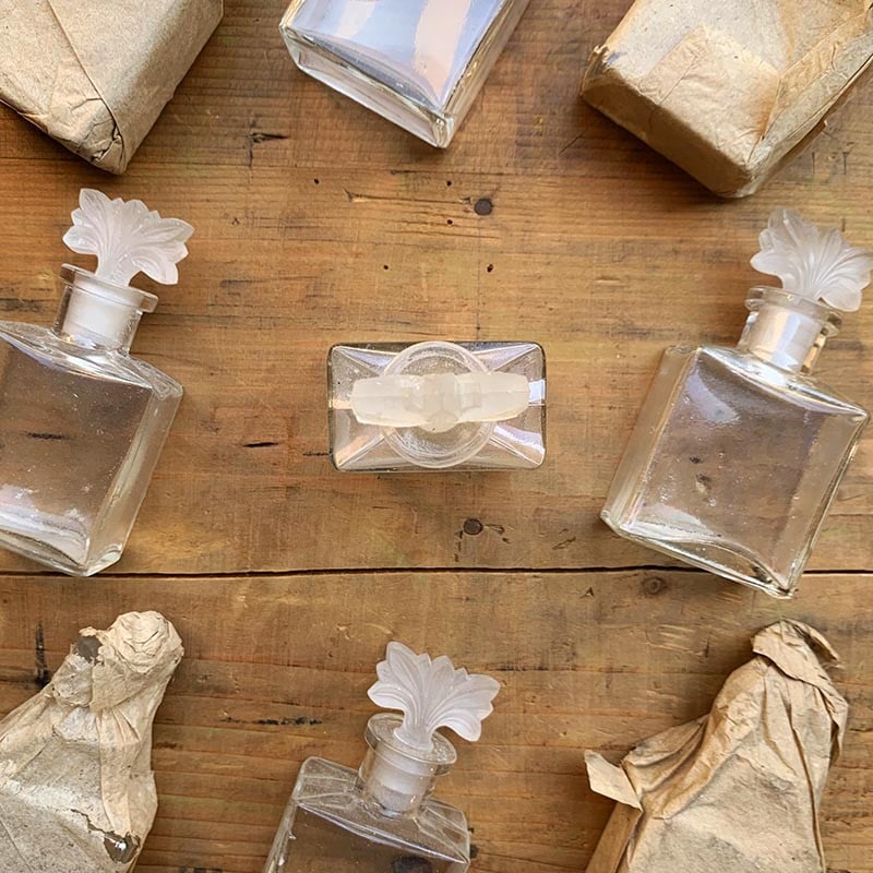 petit flacon de parfum en verre avec bouchon émeri forme papillon feuille 1920 1930 ancien