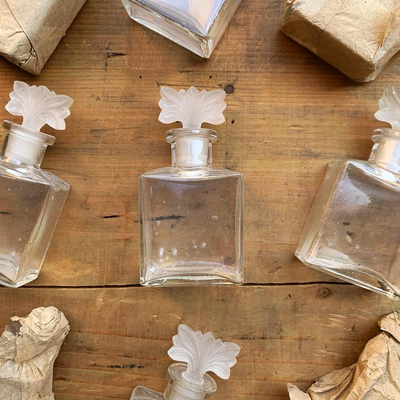 petit flacon de parfum en verre avec bouchon émeri forme papillon feuille 1920 1930 ancien