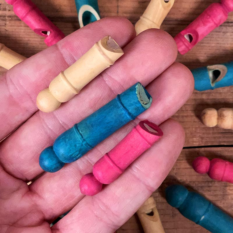 petit sifflet en bois tourné coloré ancien vintage atelier de tournerie du jura 1950 1960