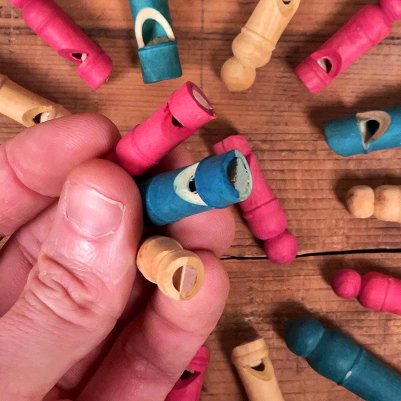 petit sifflet en bois tourné coloré ancien vintage atelier de tournerie du jura 1950 1960