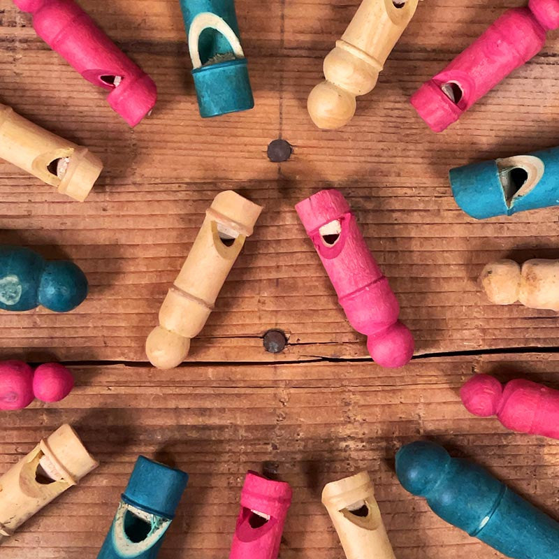 petit sifflet en bois tourné coloré ancien vintage atelier de tournerie du jura 1950 1960