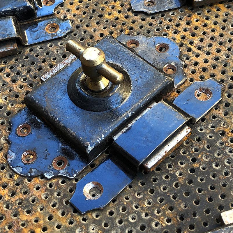 petit verrou targette gache metallique metal acier peint noir laiton fermeture porte ancien ancienne 1910 1900 1920