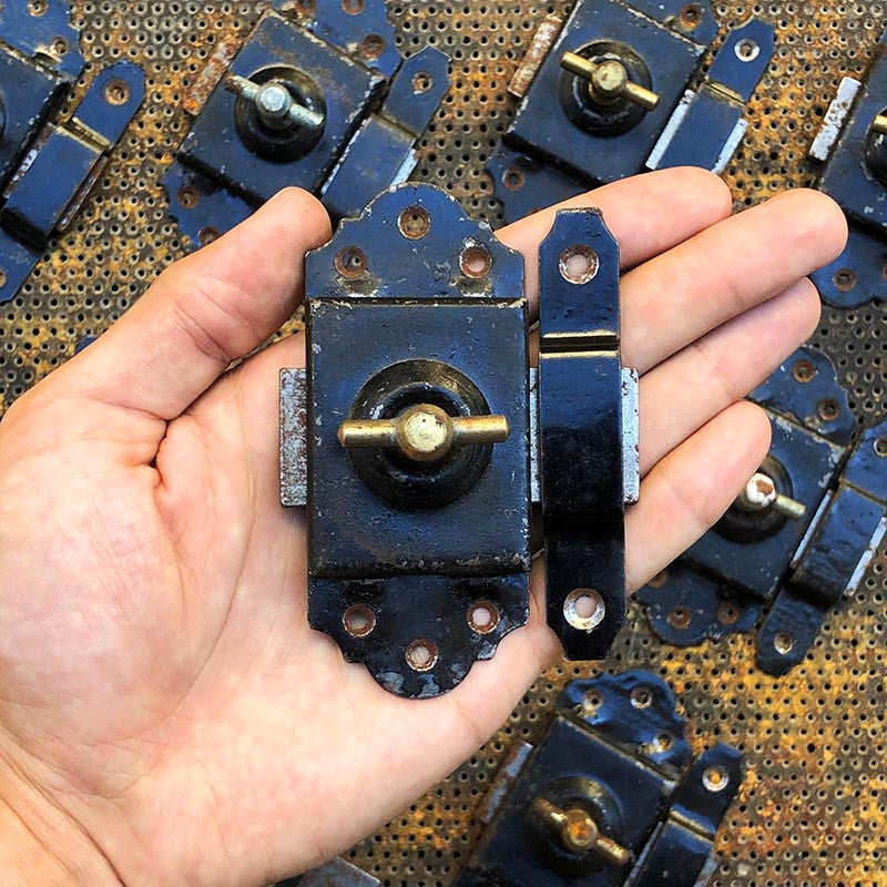 petit verrou targette gache metallique metal acier peint noir laiton fermeture porte ancien ancienne 1910 1900 1920