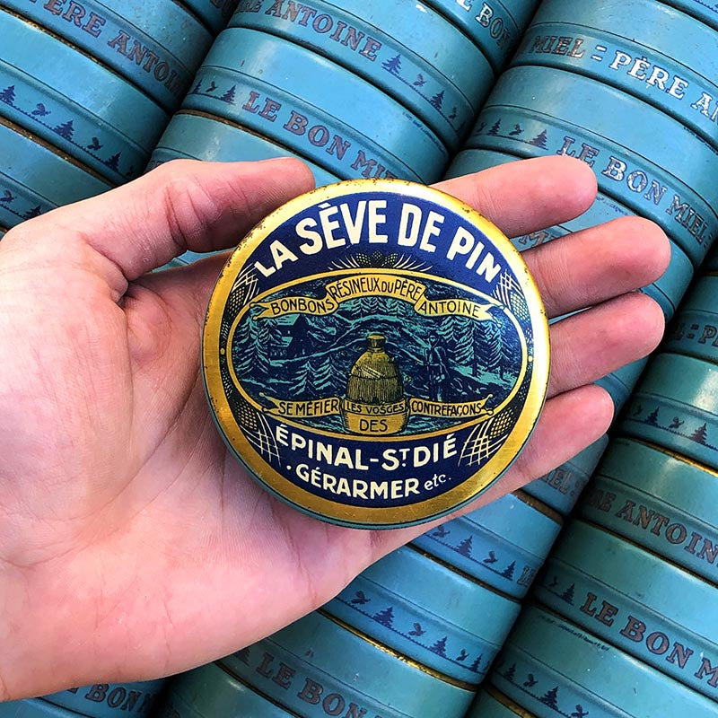 petite boite la sève de pin bonbons résineux père antoine abeille miel epicerie ancienne vintage 1930 vintage lithographie ronde