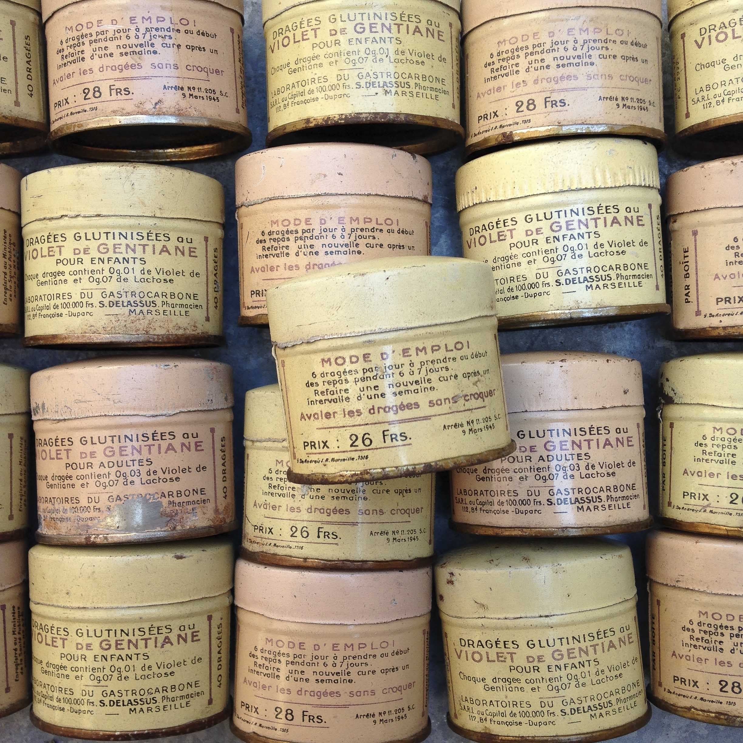 petite boite métal ancien vintage dragées glutinisées violet gentiane pharmacie 1930