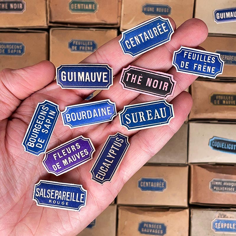 lot de petites étiquettes de pharmacie gaufrées relief 1900 1920 1930 vintage bleues mauves thé noir sureau centaurée guimauve