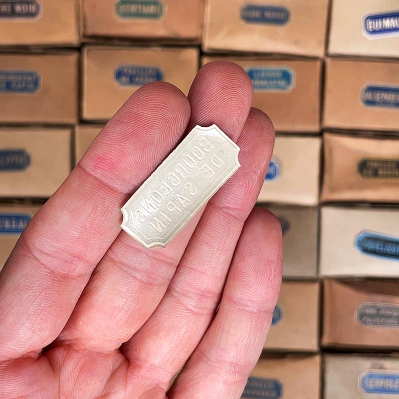 lot de petites étiquettes de pharmacie gaufrées relief 1900 1920 1930 vintage bleues mauves thé noir sureau centaurée guimauve