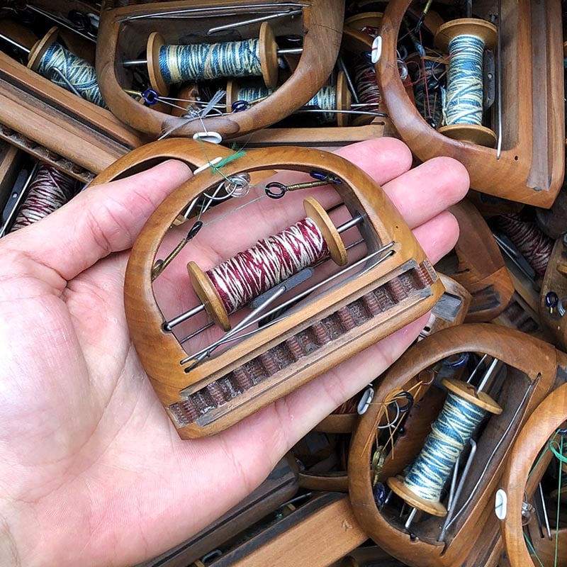 petite navette avec bobine bois métal atelier tissage soie filature ancien vintage mercerie 1930 1950