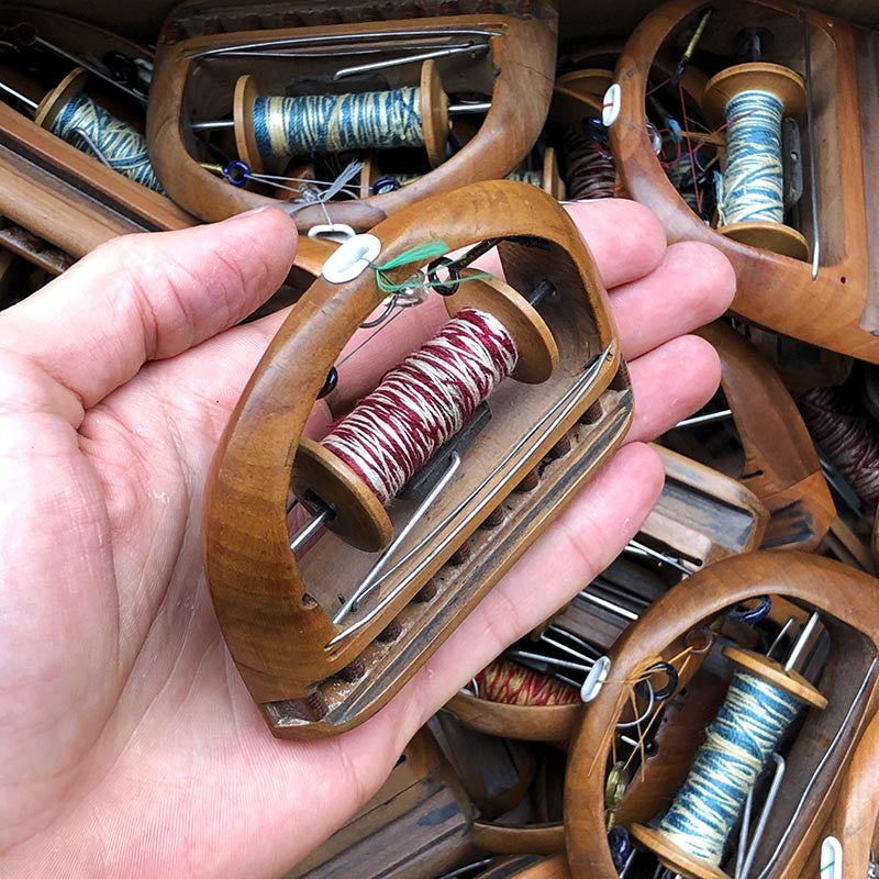 petite navette avec bobine bois métal atelier tissage soie filature ancien vintage mercerie 1930 1950