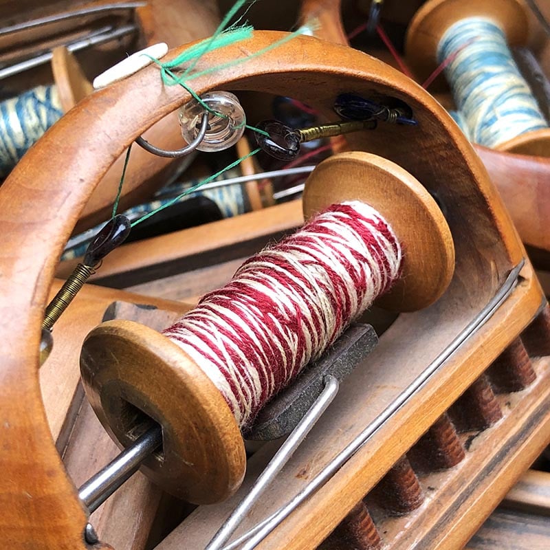 petite navette avec bobine bois métal atelier tissage soie filature ancien vintage mercerie 1930 1950