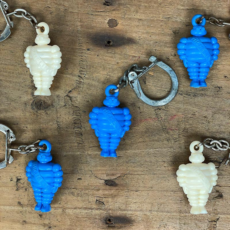 porte clefs bibendum michelin plastique 1950 1960 bleu blanc garage pneu ancien vintage