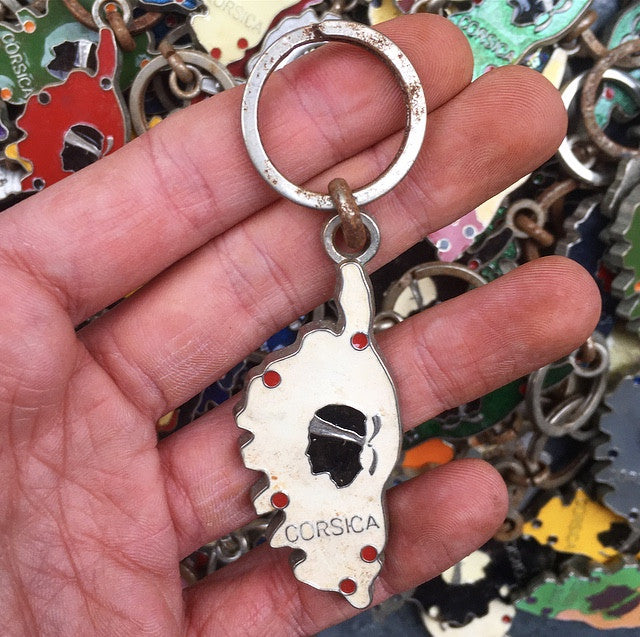porte clefs ancien métallique corse corsica coloré couleur touristique prénom prénoms publicitaire vintage 1980