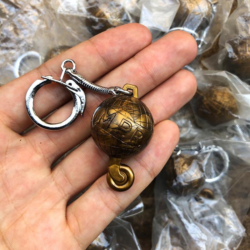 porte clefs ancien mpr globe transport roue train locomotive publicitaire vintage