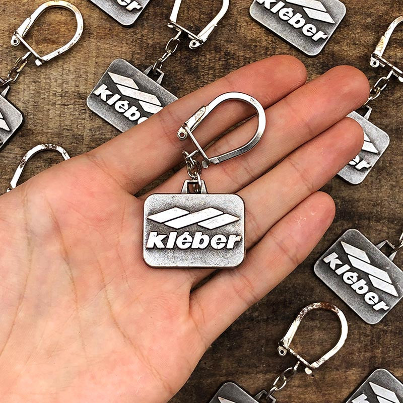 porte clefs ancien pneu pneus kléber pneumatique métallique 1960 garage cadeau publicitaire vintage