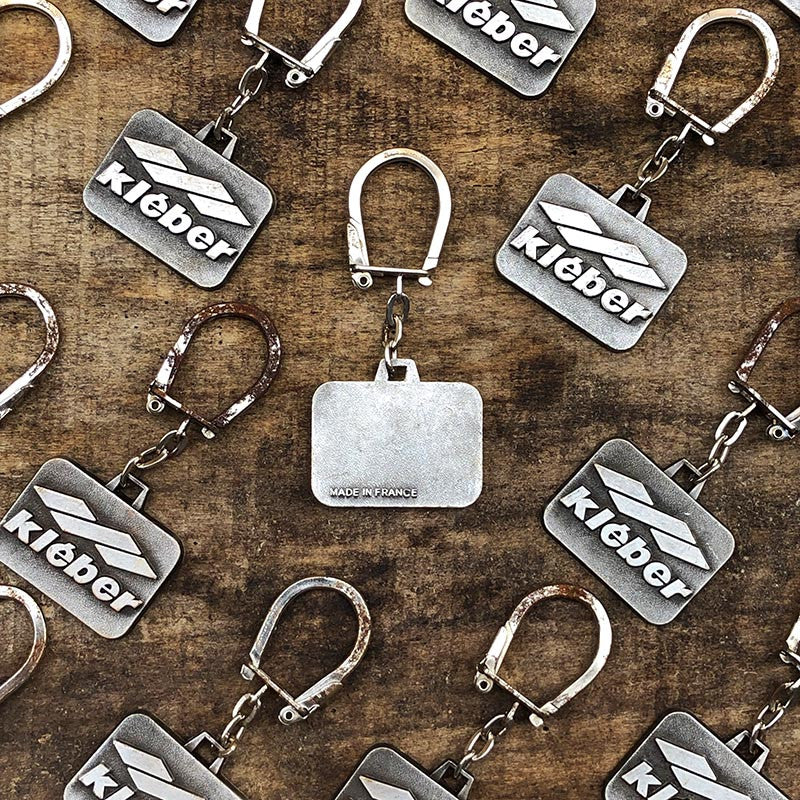 porte clefs ancien pneu pneus kléber pneumatique métallique 1960 garage cadeau publicitaire vintage
