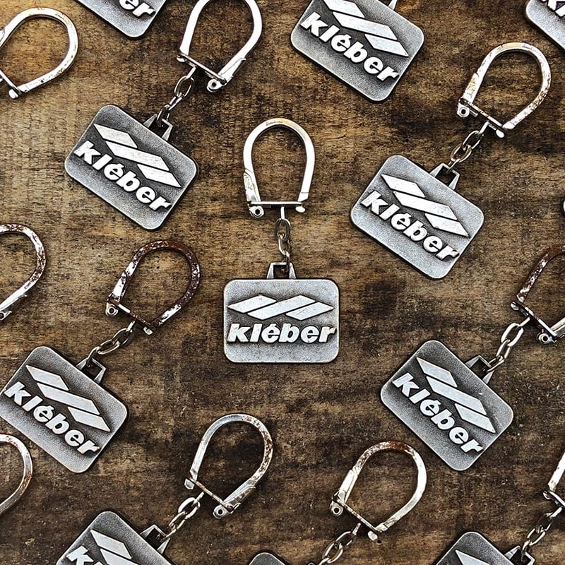 porte clefs ancien pneu pneus kléber pneumatique métallique 1960 garage cadeau publicitaire vintage