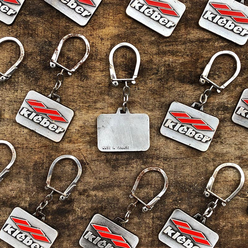 keychain keyring metal metallic kléber kleber tire wheel tires garage car old advertising vintage 1960 émail émaillée rouge