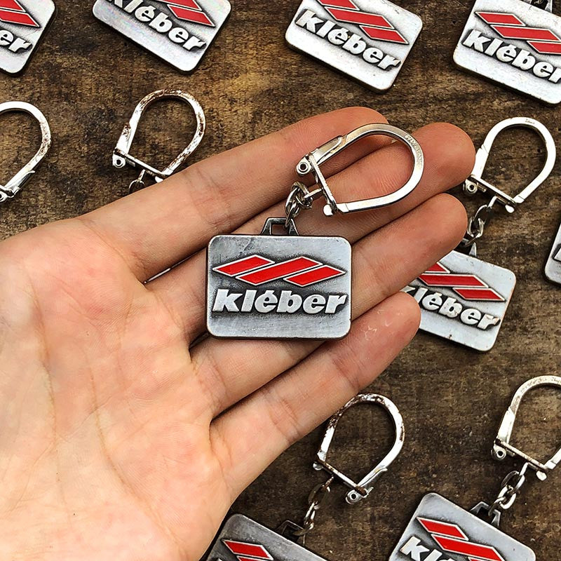 keychain keyring metal metallic kléber kleber tire wheel tires garage car old advertising vintage 1960 émail émaillée rouge
