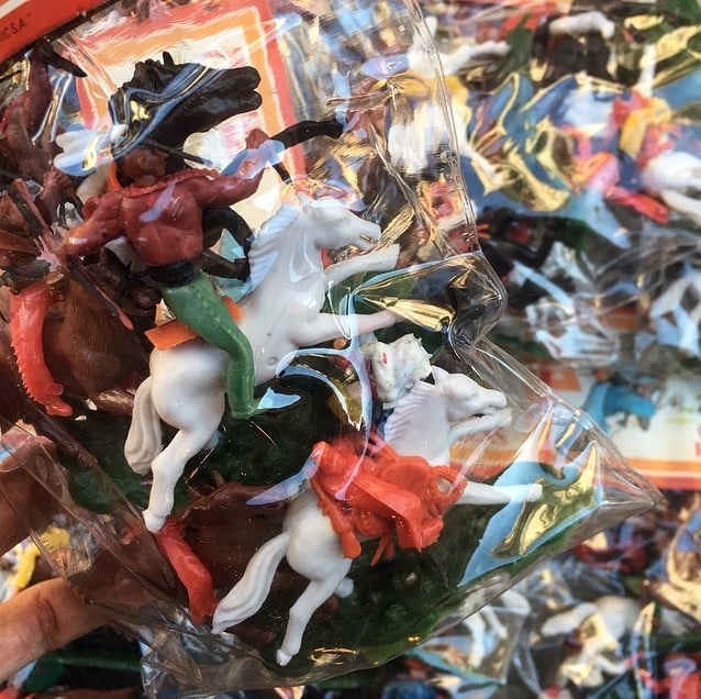 sachet cowboy cow-boys indiens pyragric jouet 1980 plastique blister vintage macau