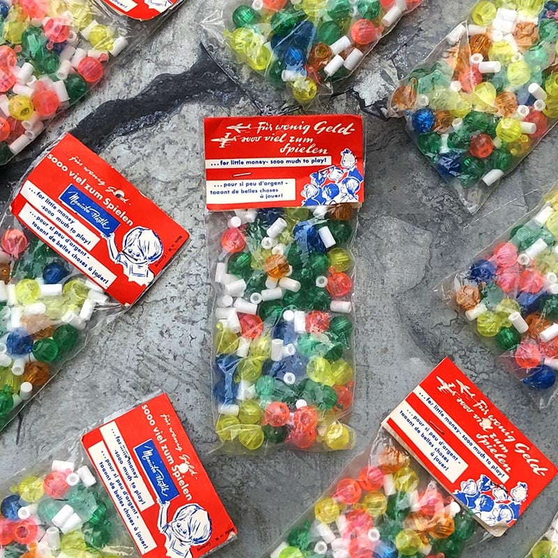 petit sachet de perles et tubes en plastique bijou bracelet fantaisie enfant jouet vintage 1960 1970