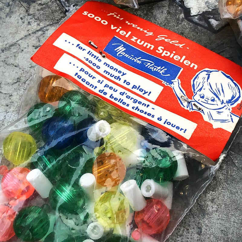 petit sachet de perles et tubes en plastique bijou bracelet fantaisie enfant jouet vintage 1960 1970