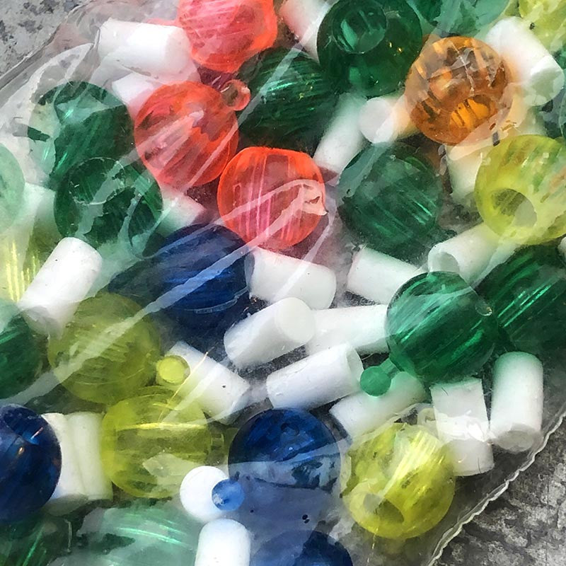 petit sachet de perles et tubes en plastique bijou bracelet fantaisie enfant jouet vintage 1960 1970