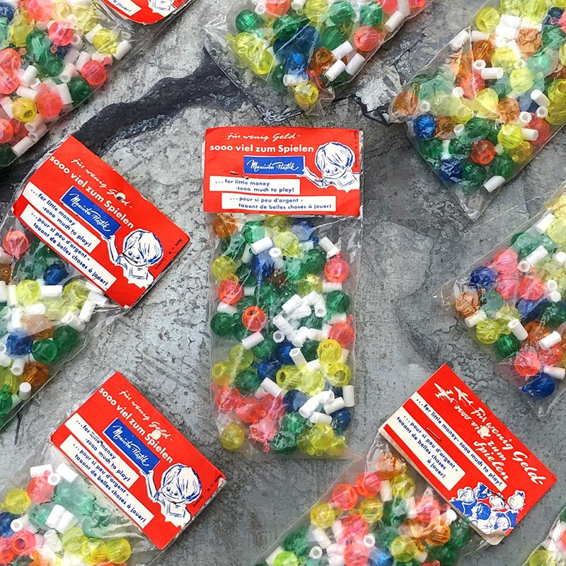 petit sachet de perles et tubes en plastique bijou bracelet fantaisie enfant jouet vintage 1960 1970