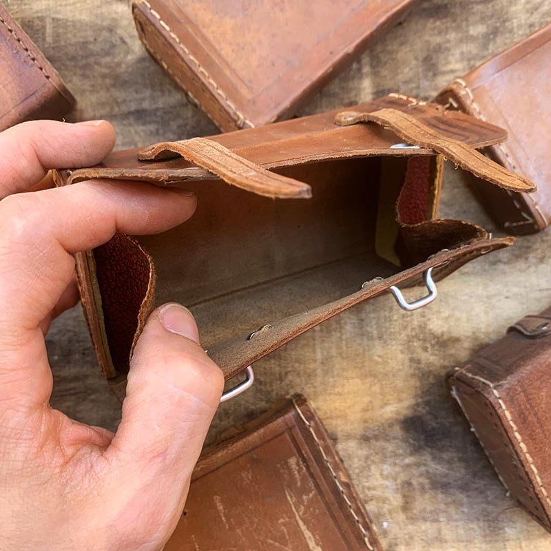 sacoche à outil outils anciens vélo cycle vintage 1940 1950 faux cuir boucle accroche attache