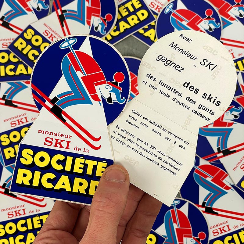 sticker autocollant ancien vintage 1970 ricard monsieur ski station sport hiver alcool bar restaurant