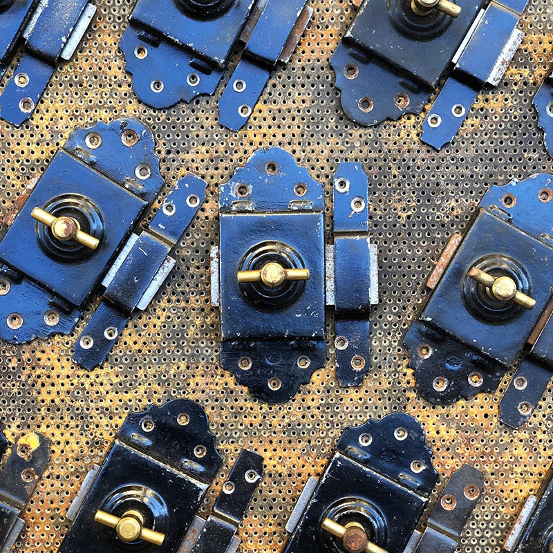 verrou targette gache metallique metal acier peint noir laiton fermeture porte ancien ancienne 1910 1900 1920