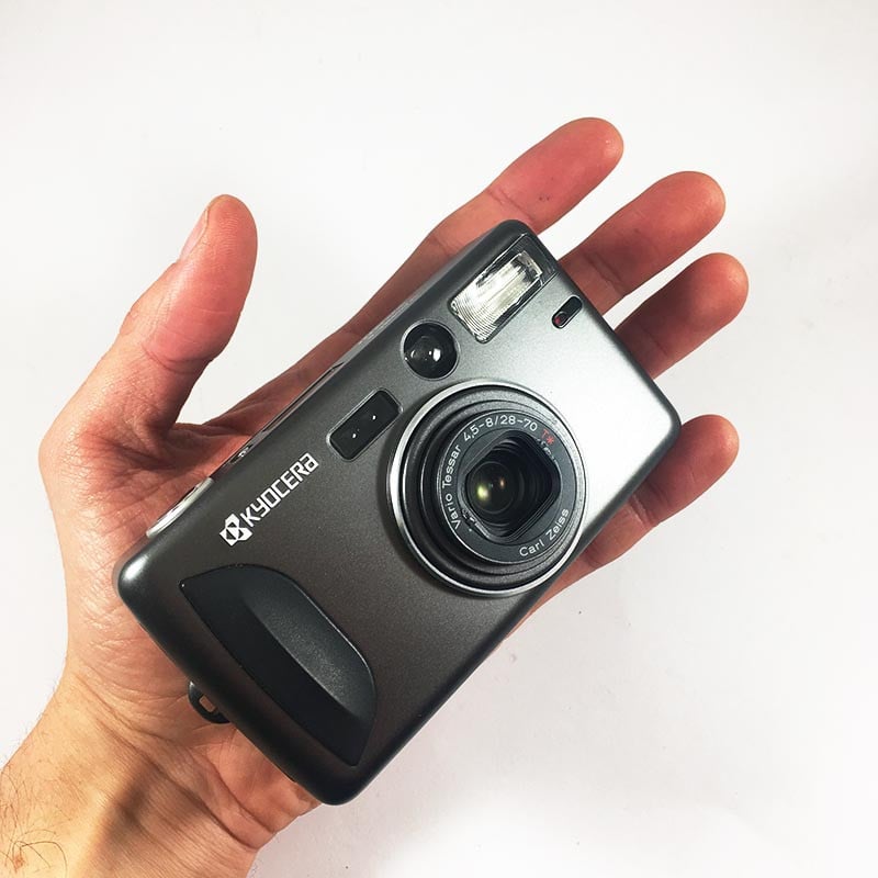 Yashica T Zoom Zeiss Vario Tessar 28-70 35mm 135 argentique haut de gamme 1990