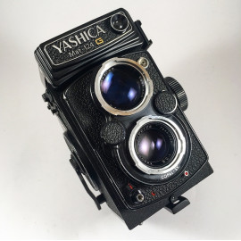 yashica mat 124G reflex TLR yashinon 80mm 3,5 analog camera medium format antique vintage photography photo film