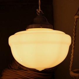 luminaire ancien opaline verre blanc 1930 art deco ecole griffe laiton intérieur décor